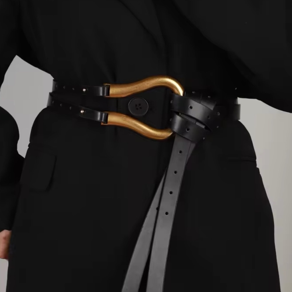LAST ONE! ❤️ Horseshoe Buckle Belt - Picture 2 of 5